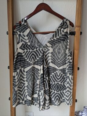 V-Neck Sleeveless Geometric Print Tank Top in Black & Cream